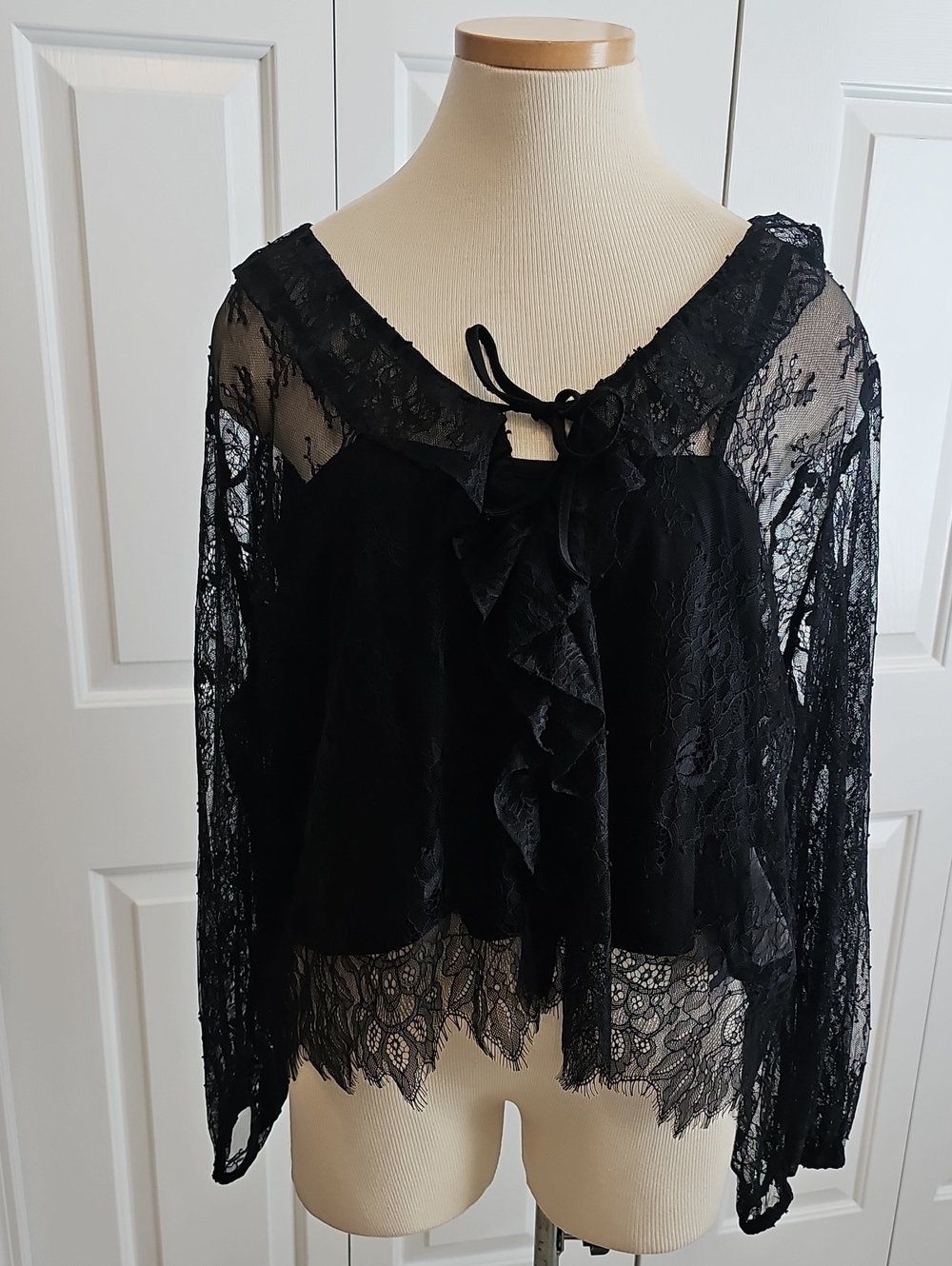 Old Navy Black Lace Ruffle Tie-Neck Women's Top Over Lay. NWT. XL